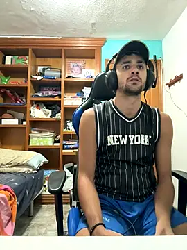 Snapshot of aavrdvh33 chatting on 10/06/25, 09:45 aavrdvh33 online show from 10/06/25, 09:45