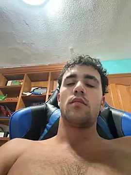 Snapshot of aavrdvh33 chatting on 10/23/25, 01:05 aavrdvh33 online show from 10/23/25, 01:05