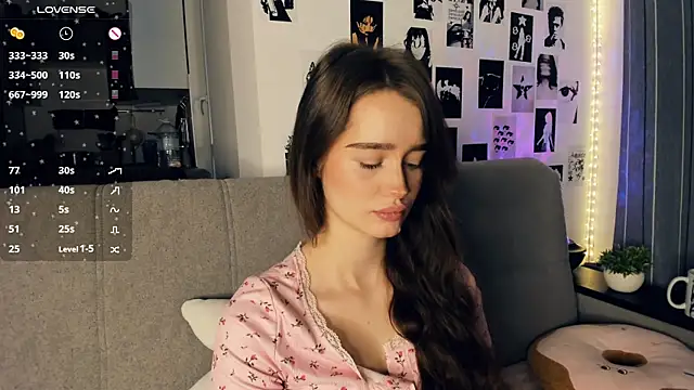 Snapshot of lovelyalivia chatting on 12/16/25, 09:14 lovelyalivia online show from 12/16/25, 09:14