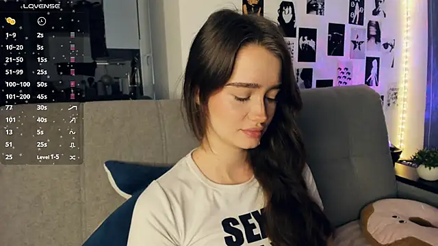 Snapshot of lovelyalivia chatting on 12/17/25, 08:09 lovelyalivia online show from 12/17/25, 08:09