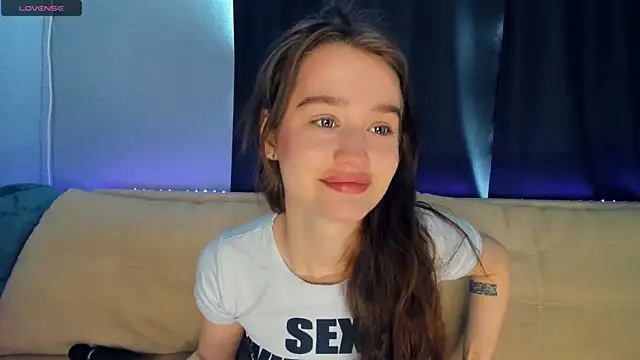 Snapshot of lovelyalivia chatting on 03/27/26, 08:20 lovelyalivia online show from 03/27/26, 08:20