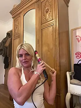 Snapshot of JessieMaeBabe chatting on 02/19/26, 03:19 JessieMaeBabe online show from 02/19/26, 03:19