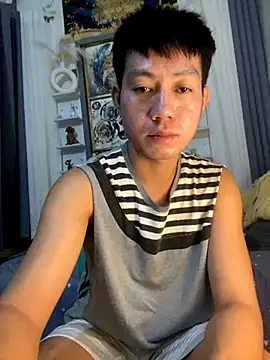 Snapshot of xshyboyx chatting on 10/18/25, 12:28 xshyboyx online show from 10/18/25, 12:28