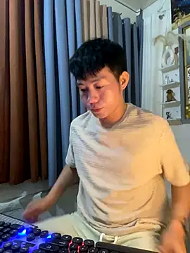 xshyboyx online show from 12/02/25, 11:48