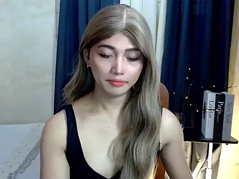 Snapshot of Kelly_Holly chatting on 09/18/25, 01:51 Kelly Holly online show from 09/18/25, 01:51