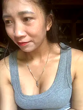 Snapshot of ThiHa003 chatting on 10/07/25, 04:42 ThiHa003 online show from 10/07/25, 04:42
