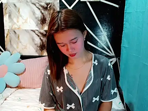 Snapshot of urgirl_mikah chatting on 12/19/25, 03:13 urgirl mikah online show from 12/19/25, 03:13