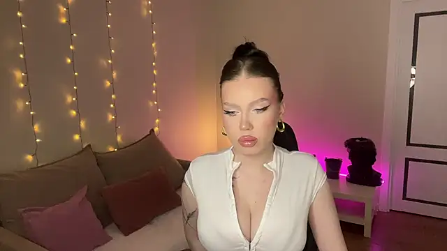 Snapshot of mistress_of_hearts chatting on 03/05/26, 08:05 mistress of hearts online show from 03/05/26, 08:05