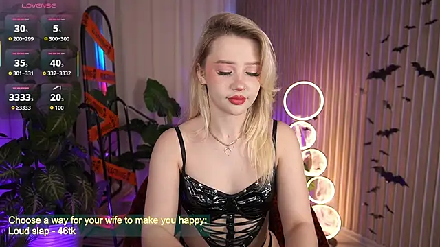 LauraWifeness online show from 10/28/25, 06:39