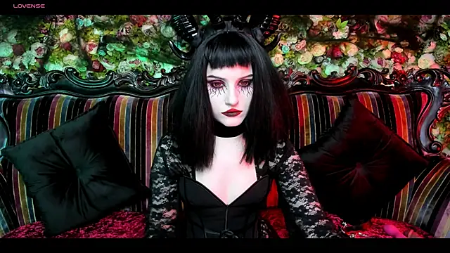 Snapshot of EllieMori chatting on 10/31/25, 10:33 EllieMori online show from 10/31/25, 10:33