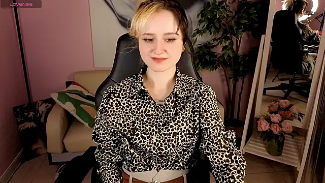 Snapshot of girl_next_doorr chatting on 03/15/26, 01:28 girl next doorr online show from 03/15/26, 01:28