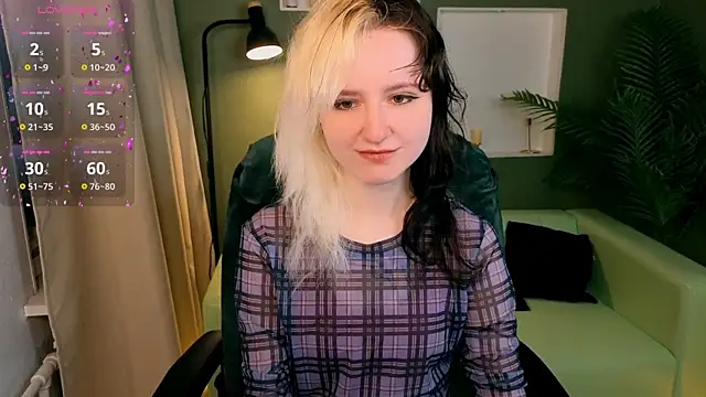 Snapshot of girl_next_doorr chatting on 05/30/26, 01:08 girl next doorr online show from 05/30/26, 01:08