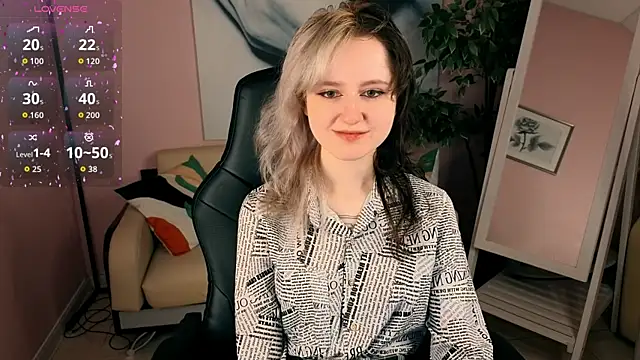 Snapshot of girl_next_doorr chatting on 06/20/26, 01:14 girl next doorr online show from 06/20/26, 01:14