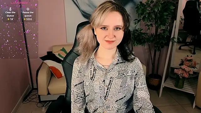Snapshot of girl_next_doorr chatting on 06/21/26, 01:13 girl next doorr online show from 06/21/26, 01:13
