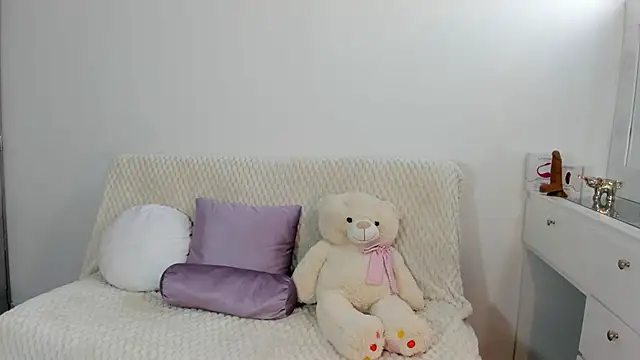 miaravel  online show from 12/18/25, 05:52