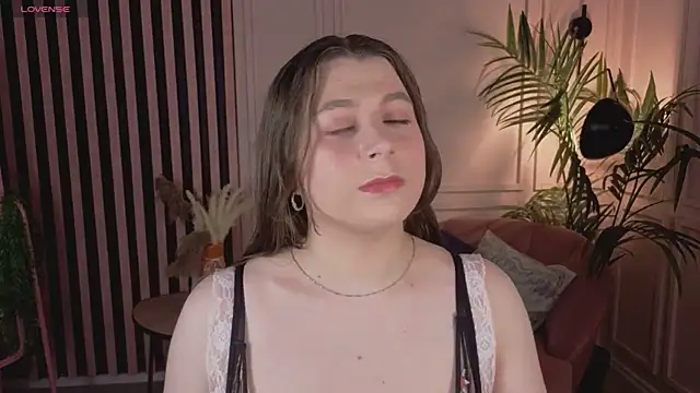 Snapshot of Queen_Michelle_ chatting on 11/16/25, 10:04 Queen Michelle online show from 11/16/25, 10:04