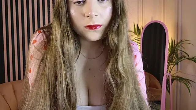 Snapshot of Queen_Michelle_ chatting on 12/19/25, 10:28 Queen Michelle online show from 12/19/25, 10:28