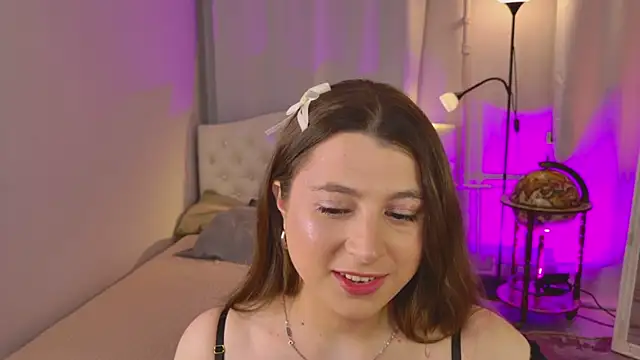 Snapshot of Queen_Michelle_ chatting on 12/21/25, 10:28 Queen Michelle online show from 12/21/25, 10:28