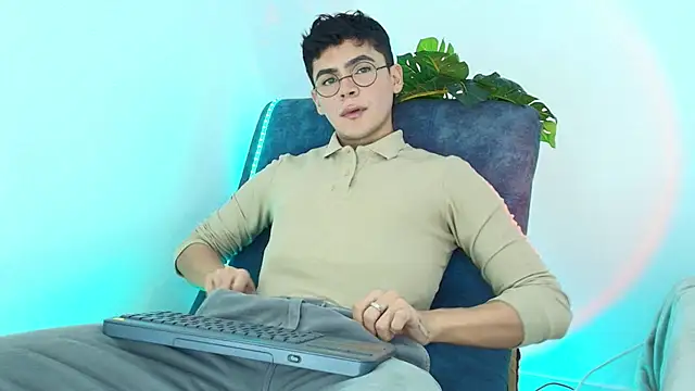 CamiiGuzmanX online show from 10/23/25, 08:29