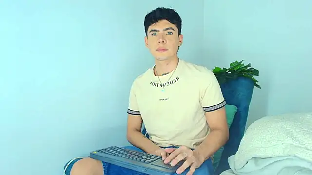 CamiiGuzmanX online show from 11/12/25, 09:36