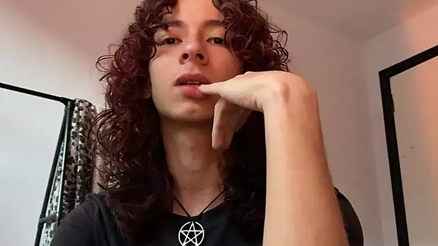 Snapshot of camille_delrey chatting on 02/18/26, 11:01 camille delrey online show from 02/18/26, 11:01