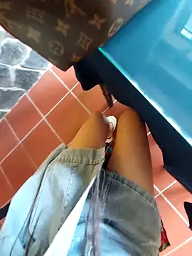 Snapshot of meomeocute chatting on 10/23/25, 05:18 meomeocute online show from 10/23/25, 05:18