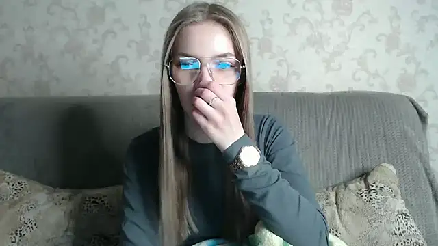 HitGyrl online show from 05/06/26, 01:03