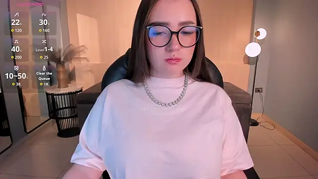 Snapshot of SarahRhodes_ chatting on 10/20/25, 11:43 SarahRhodes online show from 10/20/25, 11:43