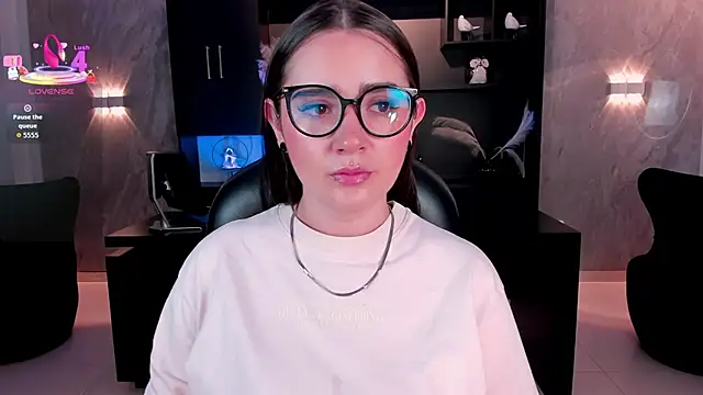 SarahRhodes  online show from 06/04/26, 12:00