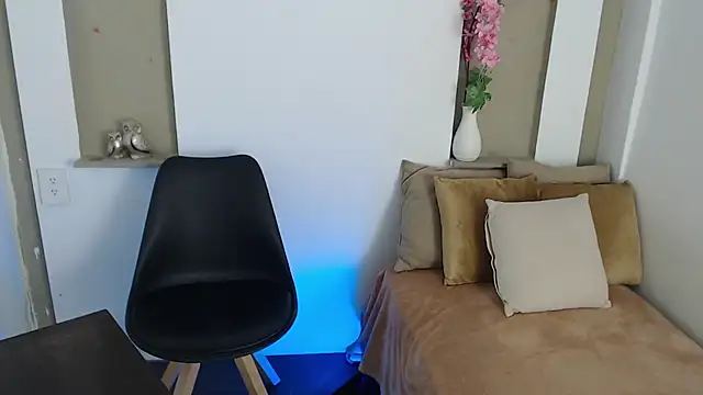 Michellee 20 online show from 12/18/25, 01:06