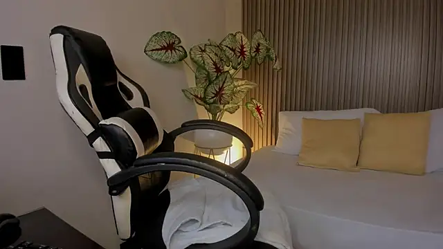 anagil  online show from 11/10/25, 09:03