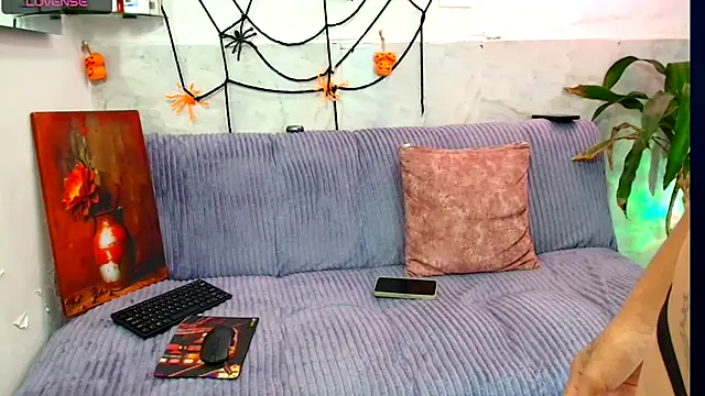 Luna logan online show from 10/30/25, 02:24