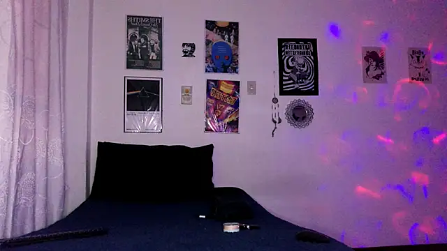 Snapshot of plutonbluemooon333 chatting on 12/17/25, 02:06 plutonbluemooon333 online show from 12/17/25, 02:06