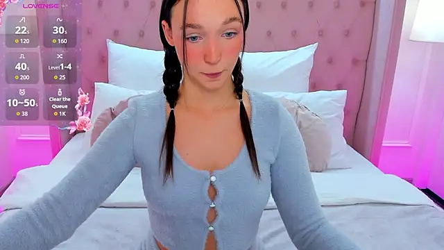 Snapshot of LuisaVee chatting on 12/05/25, 08:38 LuisaVee online show from 12/05/25, 08:38