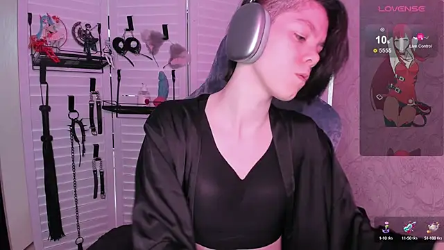 Snapshot of aestheticbeing chatting on 09/13/25, 12:05 aestheticbeing online show from 09/13/25, 12:05