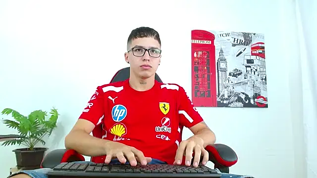 Snapshot of Cumandres18 chatting on 09/15/25, 01:44 Cumandres18 online show from 09/15/25, 01:44