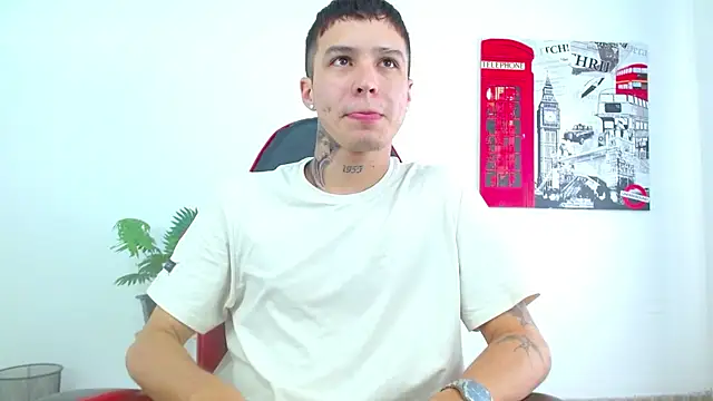 Snapshot of Cumandres18 chatting on 12/19/25, 02:35 Cumandres18 online show from 12/19/25, 02:35