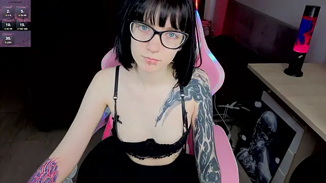 Snapshot of HazelTompson chatting on 04/10/26, 12:21 HazelTompson online show from 04/10/26, 12:21