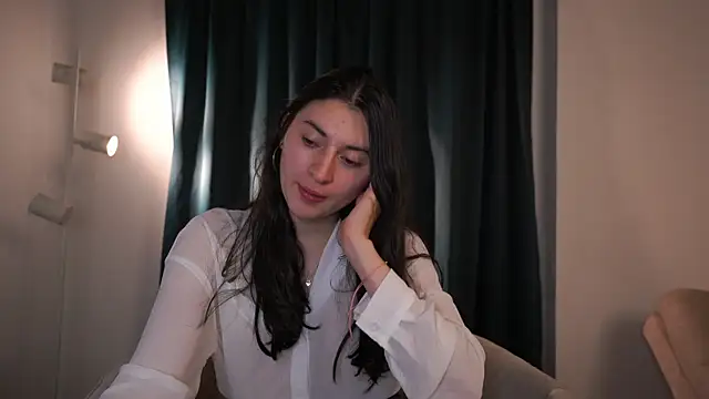 Snapshot of Auralea chatting on 05/12/26, 05:04 Auralea online show from 05/12/26, 05:04