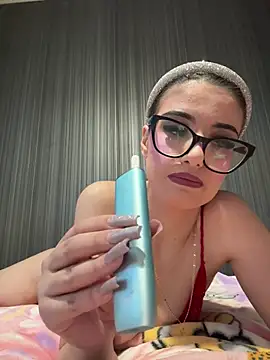 Snapshot of Larra69 chatting on 05/15/26, 03:41 Larra69 online show from 05/15/26, 03:41