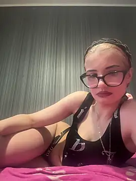 Snapshot of Larra69 chatting on 06/10/26, 04:39 Larra69 online show from 06/10/26, 04:39