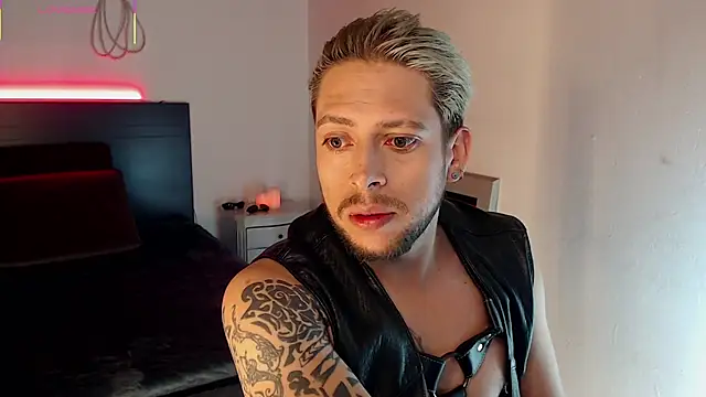 Snapshot of MaaxxxRider chatting on 11/01/25, 04:25 MaaxxxRider online show from 11/01/25, 04:25