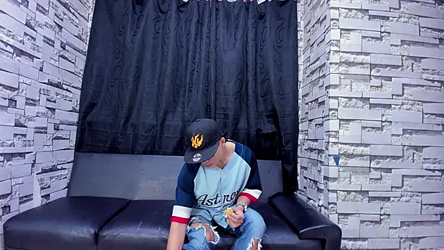 Snapshot of Crazy_Cult_Sex chatting on 11/06/25, 01:12 Crazy Cult Sex online show from 11/06/25, 01:12