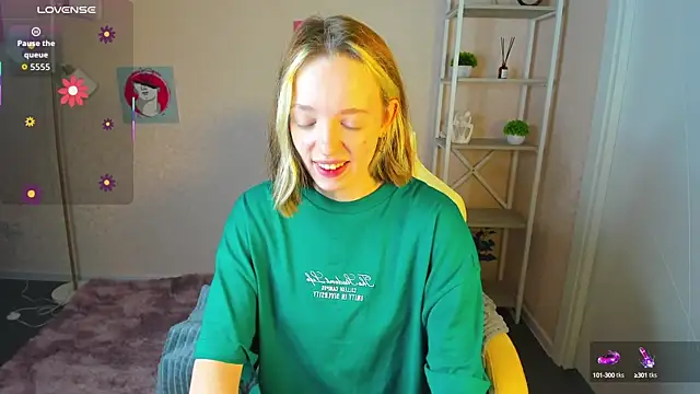 Snapshot of R0cket_bunny chatting on 09/24/25, 12:03 R0cket bunny online show from 09/24/25, 12:03