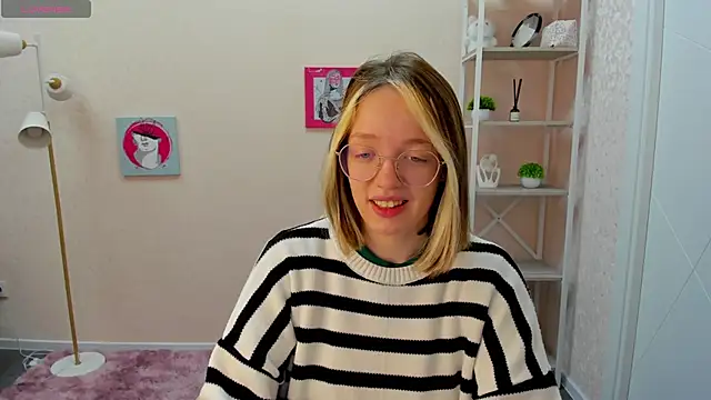 Snapshot of R0cket_bunny chatting on 10/11/25, 01:05 R0cket bunny online show from 10/11/25, 01:05