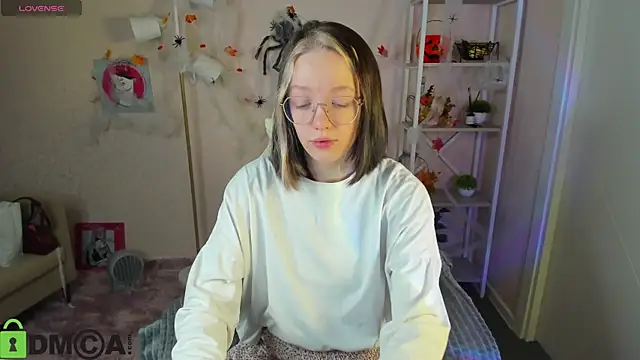 Snapshot of R0cket_bunny chatting on 10/28/25, 01:09 R0cket bunny online show from 10/28/25, 01:09