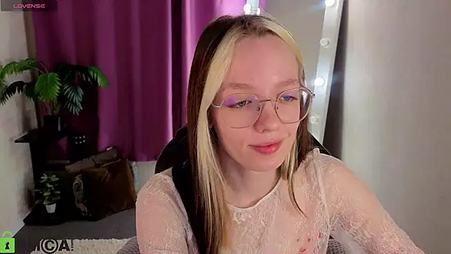 Snapshot of R0cket_bunny chatting on 05/31/26, 01:03 R0cket bunny online show from 05/31/26, 01:03