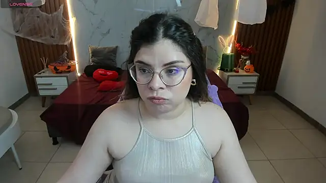 Snapshot of shasha_bloom chatting on 10/17/25, 02:30 shasha bloom online show from 10/17/25, 02:30