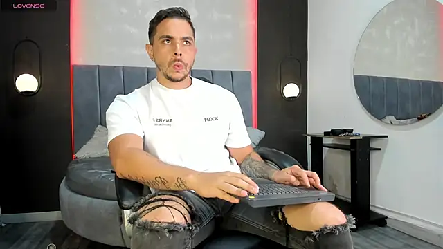 Snapshot of Liam_walk_ chatting on 01/08/26, 08:11 Liam walk online show from 01/08/26, 08:11