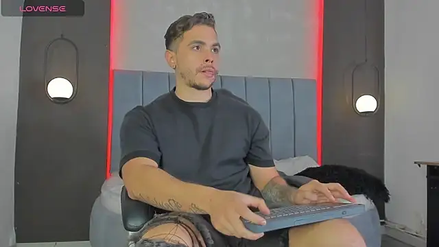 Snapshot of Liam_walk_ chatting on 04/07/26, 07:47 Liam walk online show from 04/07/26, 07:47